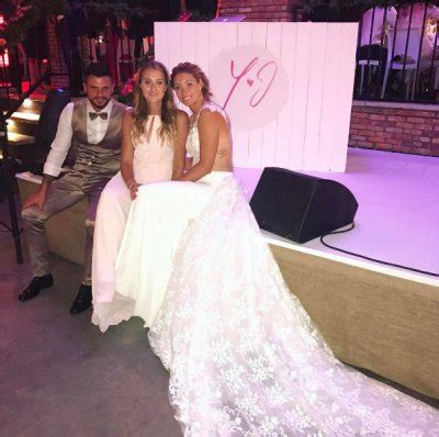 Yanina Wickmayer marries long.